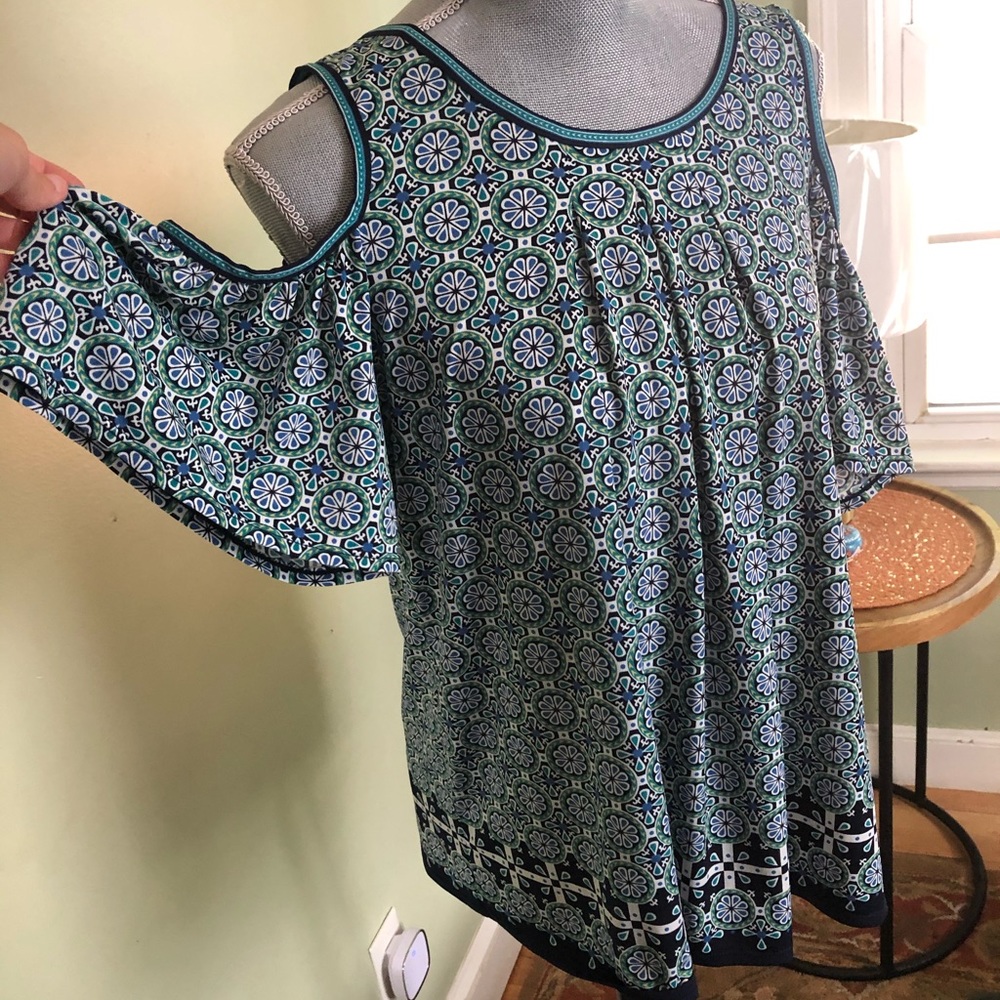 Cold shoulder short sleeve too